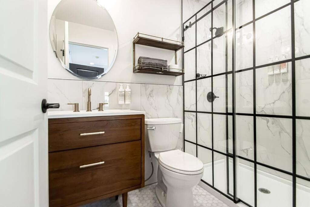 King Bed Stylish Studio In Heart Of Downtown Room # 200 Hot Springs Buitenkant foto