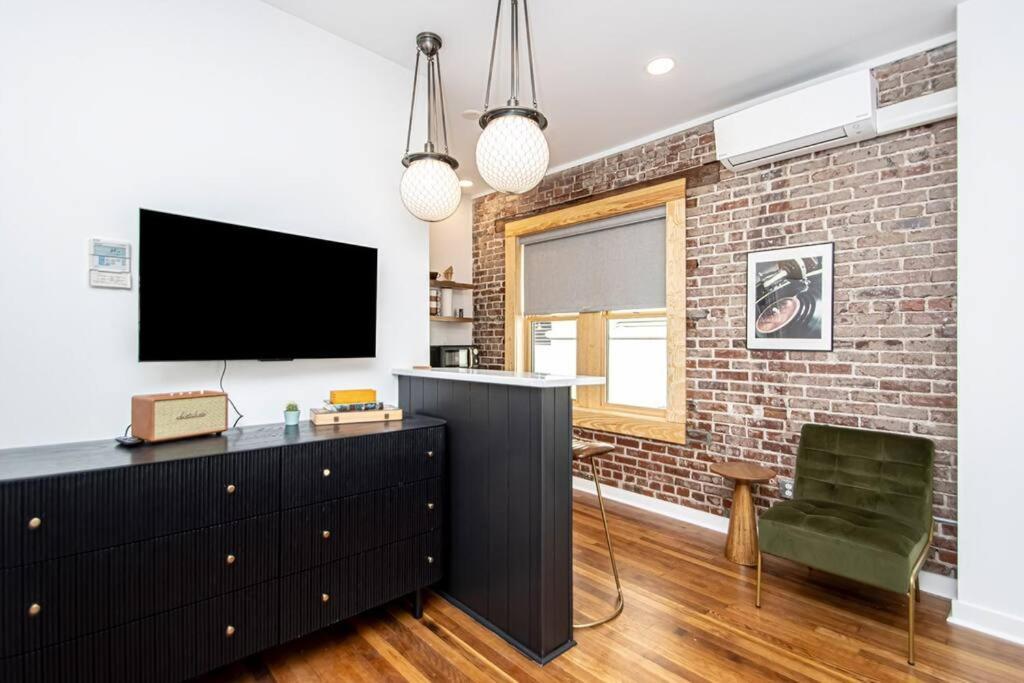 King Bed Stylish Studio In Heart Of Downtown Room # 200 Hot Springs Buitenkant foto