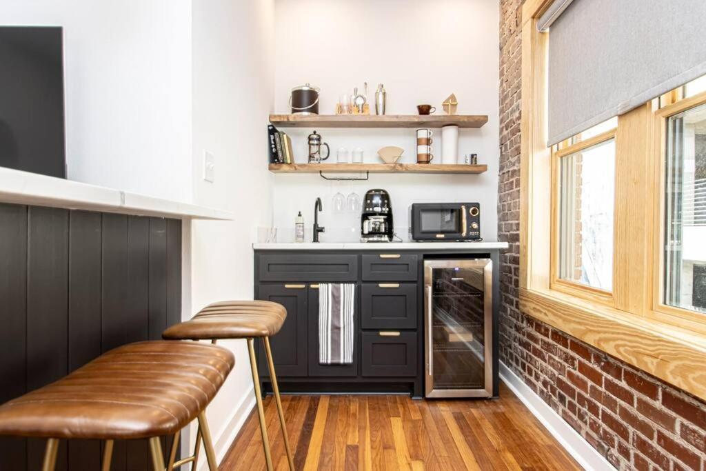 King Bed Stylish Studio In Heart Of Downtown Room # 200 Hot Springs Buitenkant foto