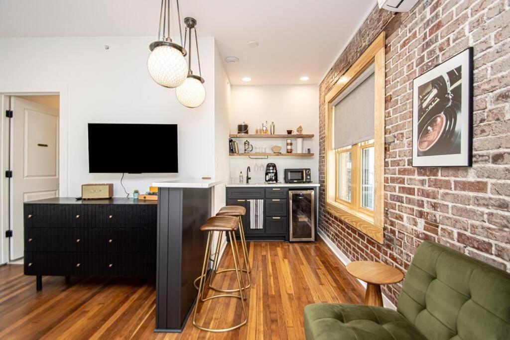 King Bed Stylish Studio In Heart Of Downtown Room # 200 Hot Springs Buitenkant foto